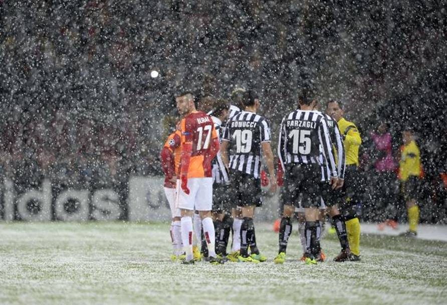 Galatasaray-Juventus  stata sospesa. Al 33&#39; del primo tempo, un&#39;intensa nevicata mista ghiaccio ha costretto l&#39;arbitro portoghese, Pedro Proena, a sospendere la gara dopo un confronto con i giocatori delle due squadre. I calciatori sono rientrati negli spogliatoi mentre gli addetti al campo stanno intervenendo per rimuovere la neve dalle linee. 